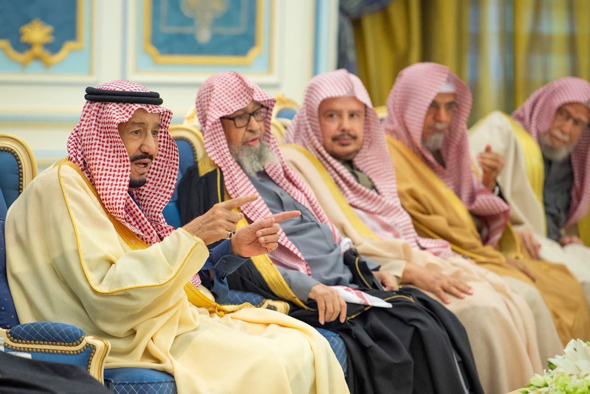 الملك سلمان يستقبل الأمراء والمفتي ورئيس الشورى والعلماء وجمعاً من المواطنين