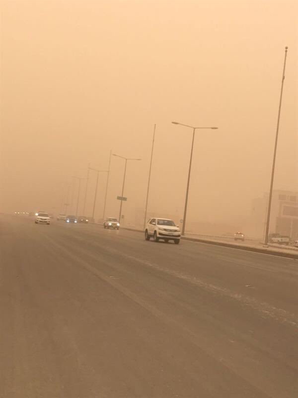 موجة غبار تضرب الرياض والمدني يحذر : ابقوا في منازلكم