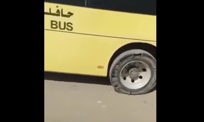 فيديو.. حافلة مدرسية تنقل طلاباً بإطار تالف