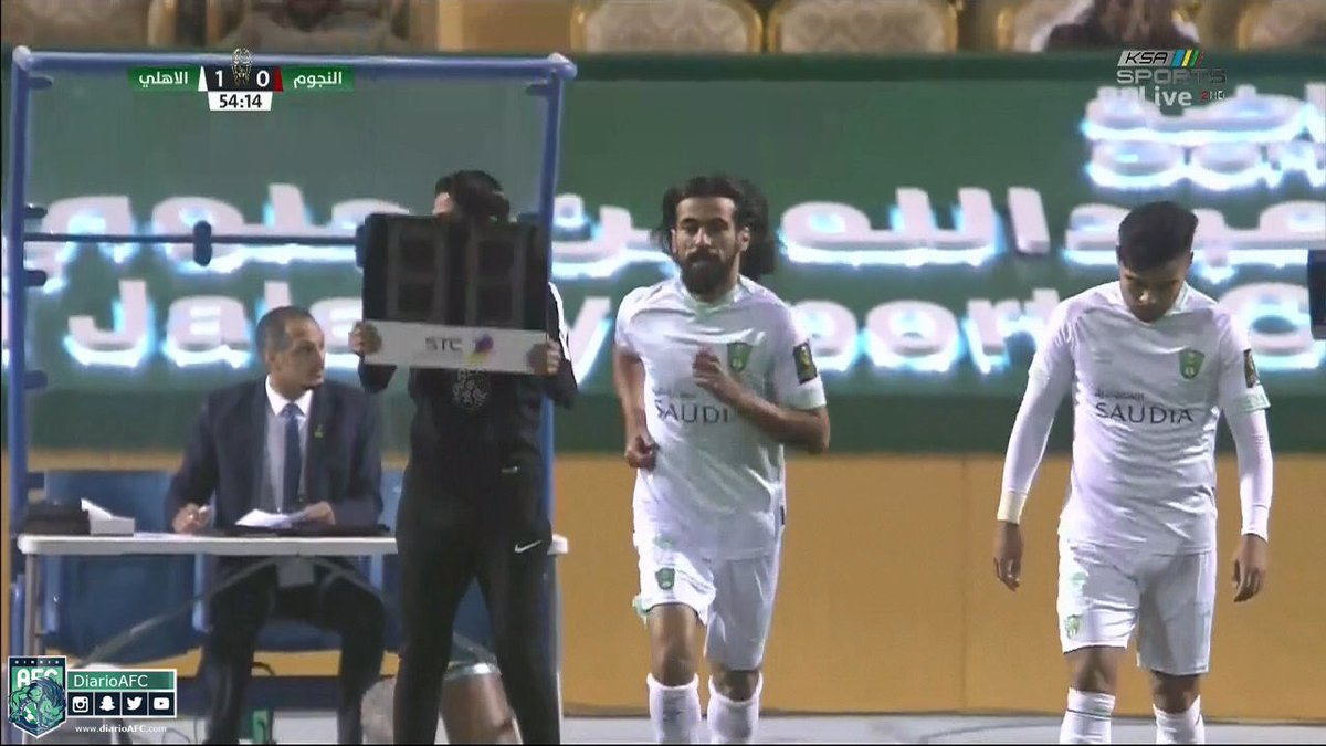 أبو عمر ولا مارسيلو .. هكذا تغزّل جمهور #الأهلي بعودة حسين عبدالغني