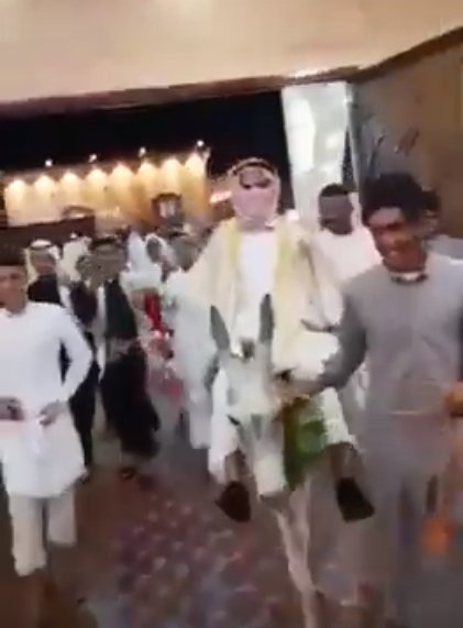 فيديو طريف.. عريس يحضر حفل زفافه على ظهر حمار