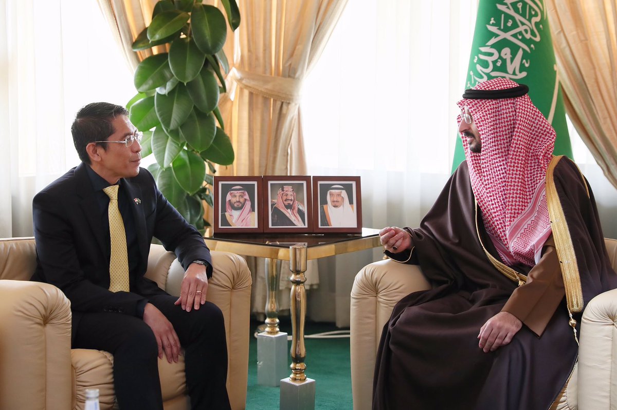 عبدالله بن بندر يبحث تعزيز التعاون مع وزير الخارجية والدفاع السنغافوري