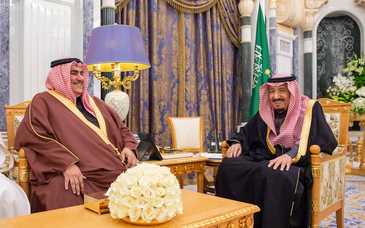 الملك سلمان يستعرض العلاقات الأخوية ومستجدات الأحداث مع وزير خارجية البحرين