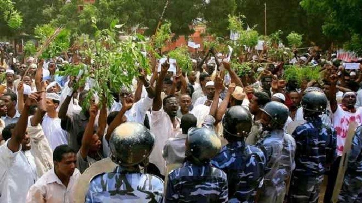 مقتل متظاهر سوداني وإصابة 6 آخرين في أم درمان