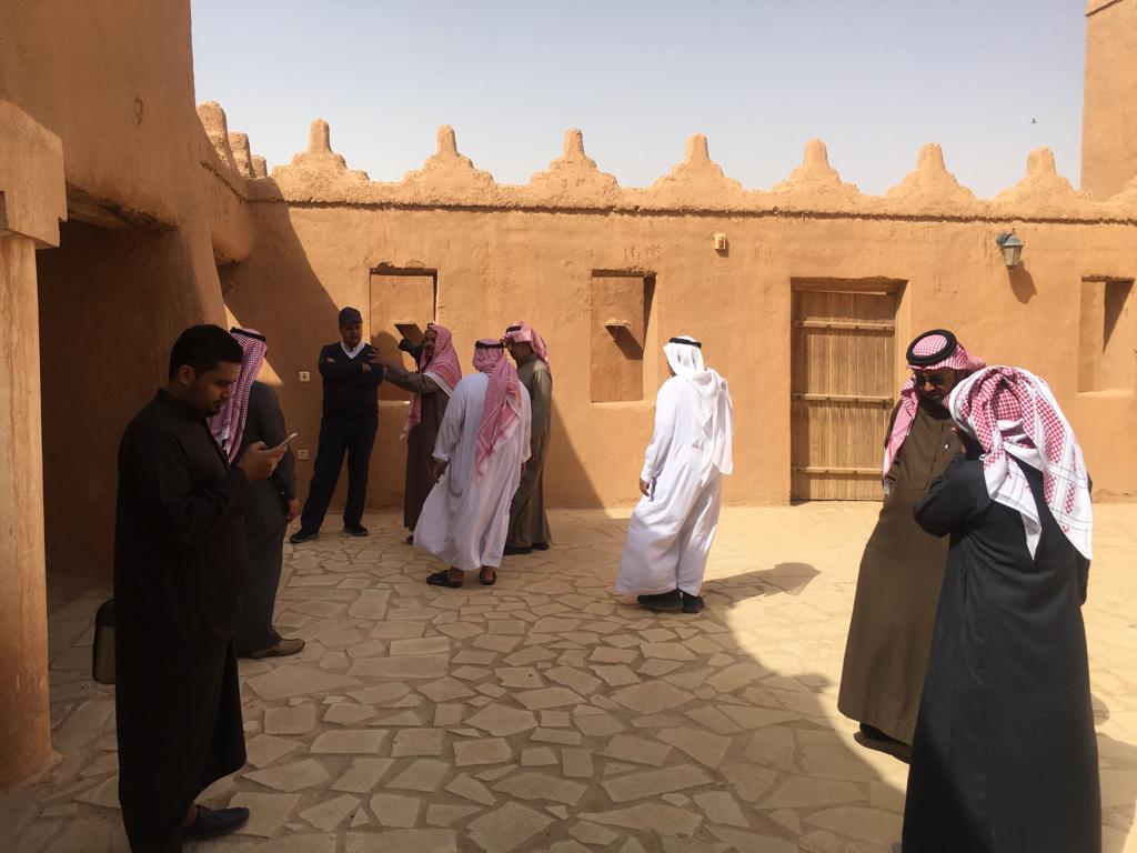 لقطات من زيارة أعضاء الجمعية الجغرافية لقصر الملك عبدالعزيز التاريخي بوادي الدواسر