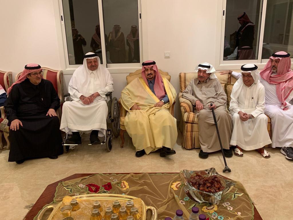 أمير الرياض يعزي أسرة الحجيلان