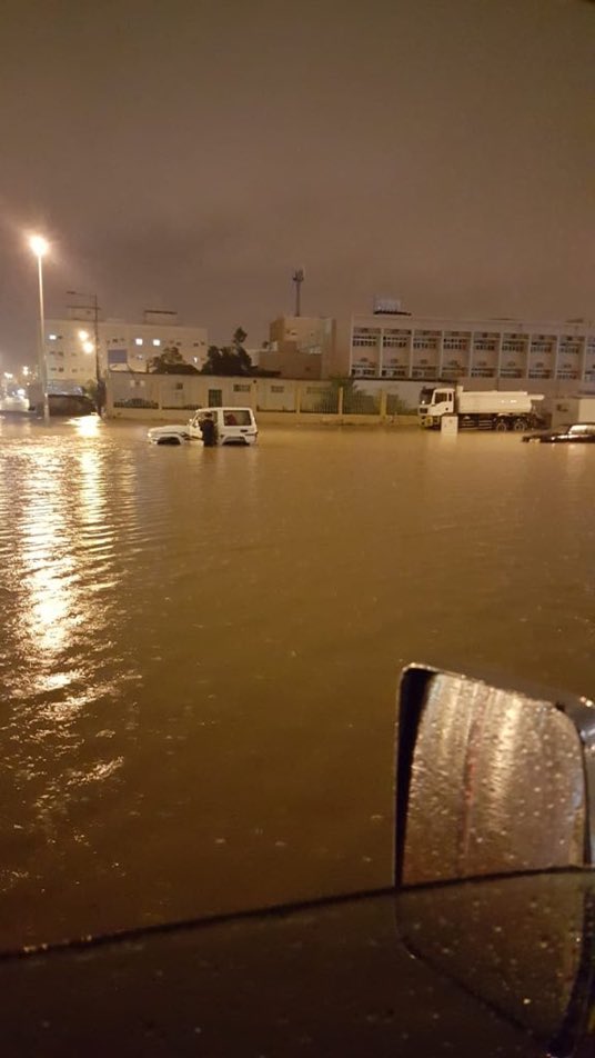 أمطار الجوف .. تعطل عشرات السيارات بالشوارع وغرق مدرسة في سكاكا