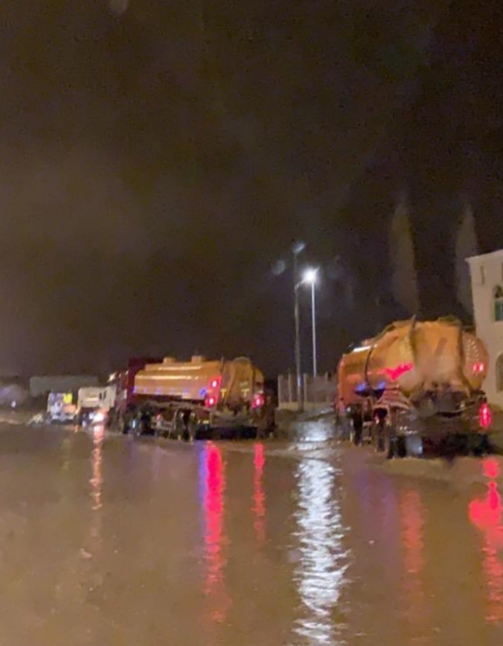 المدني ينقذ أكثر من 271 شخصًا جراء أمطار وسيول المملكة