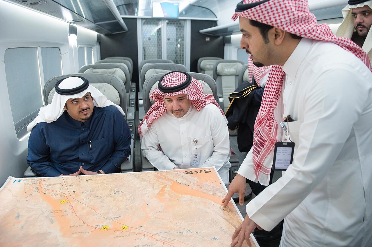 بحث مطالب الأهالي.. نائب أمير الرياض يستقل قطار الشمال لزيارة المجمعة