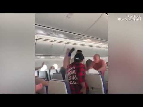 مضاربة عنيفة على متن طائرة بسبب مسافر مخمور