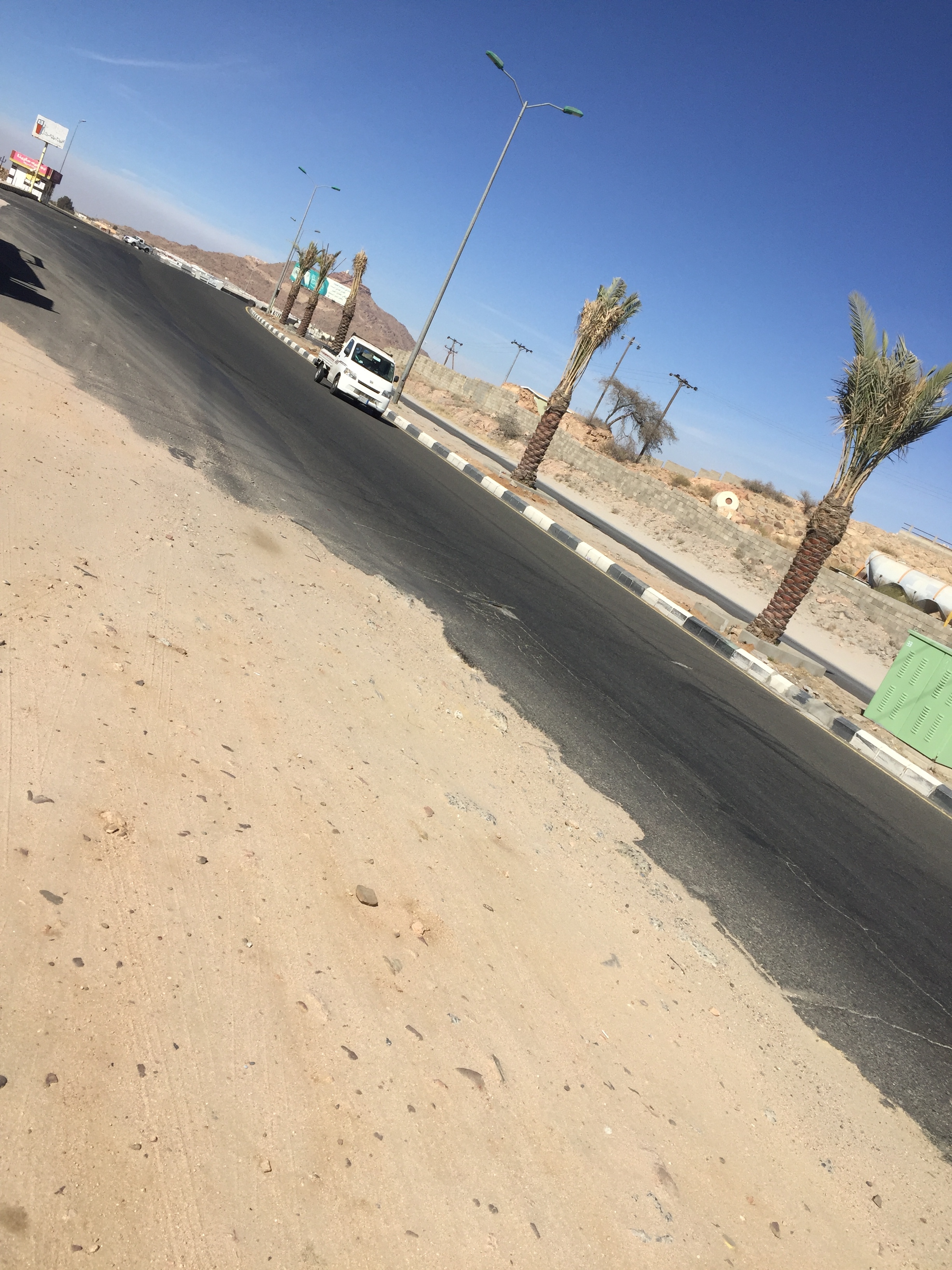 الطريق الرابط بين أحد رفيدة ومركز الواديين ينذر بكارثة: حفر عميقة وصخور!