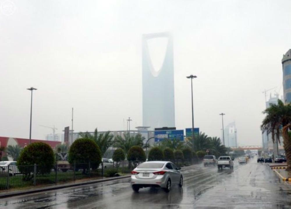 أمطار رعدية وموجة غبار تضرب الرياض والدفاع المدني يحذر الجميع