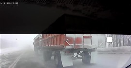 فيديو.. أحوال الطقس السيئة تقسم شاحنة إلى نصفين!