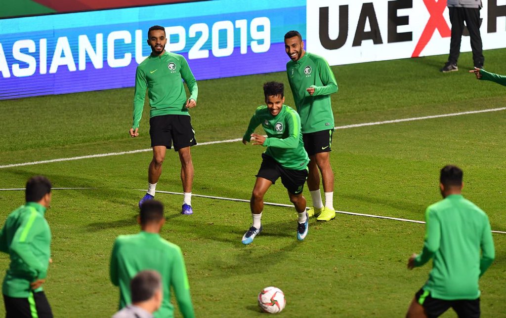 قبل مباراة السعودية ولبنان .. رئيس هيئة الرياضة يدعم الأخضر