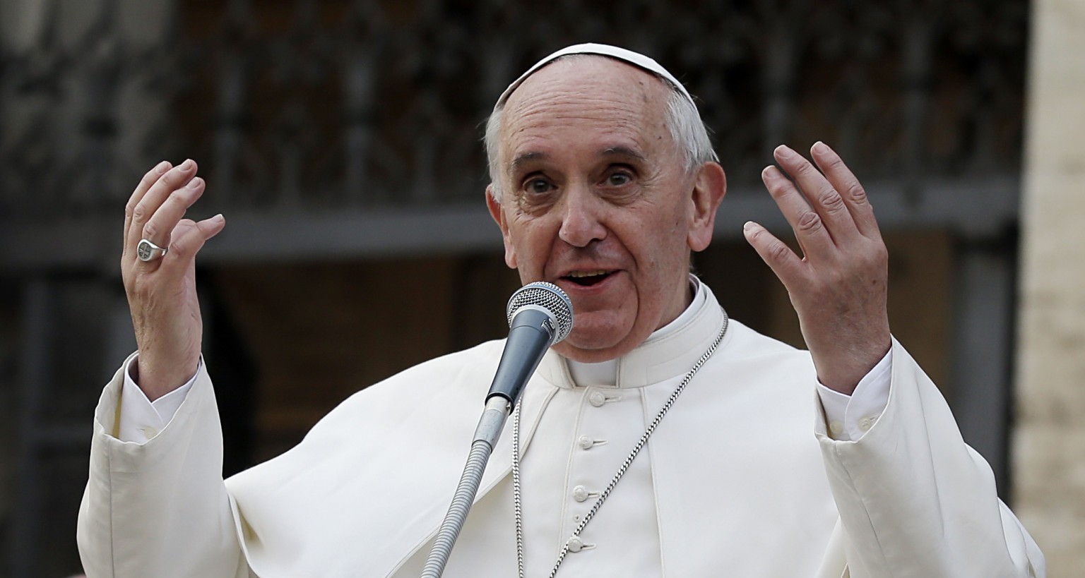البابا يدعو إلى ضبط النفس بعد هجوم خليج عمان