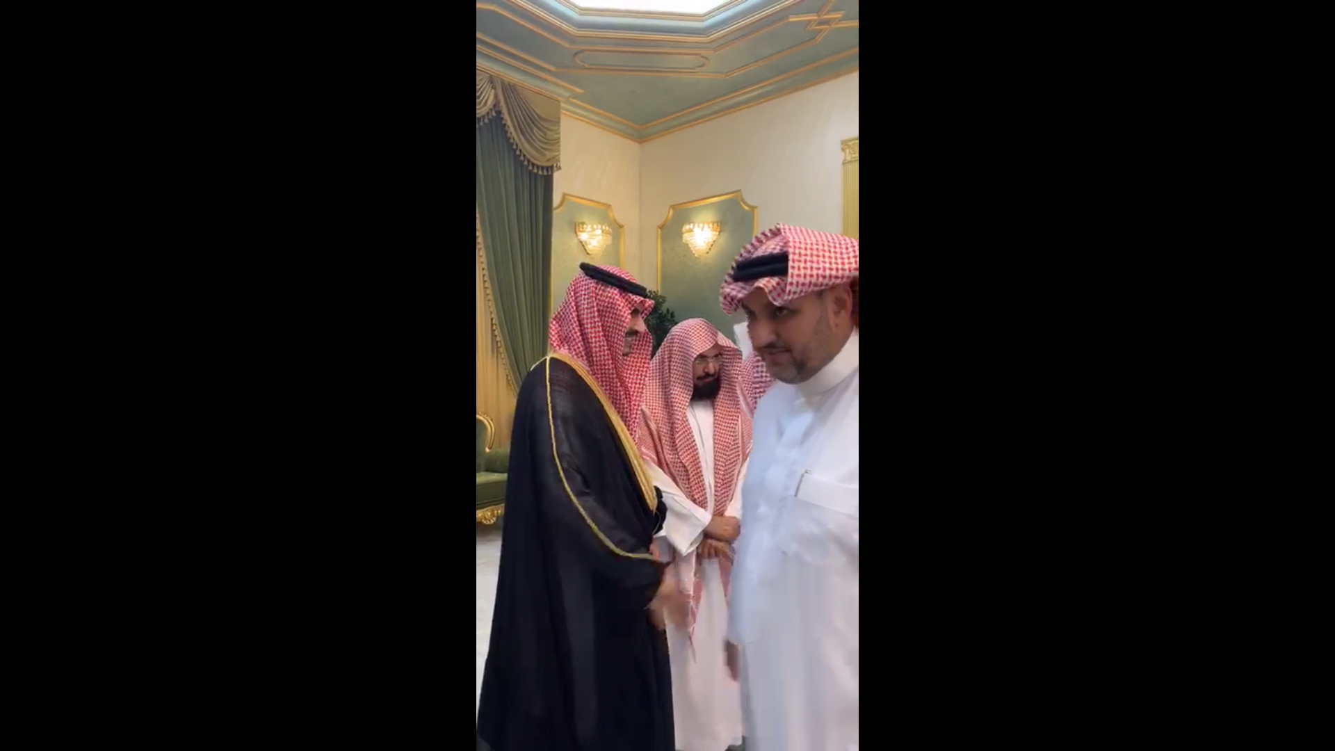 فيديو.. بدر بن سلطان يزور الشيخ السديس في منزله