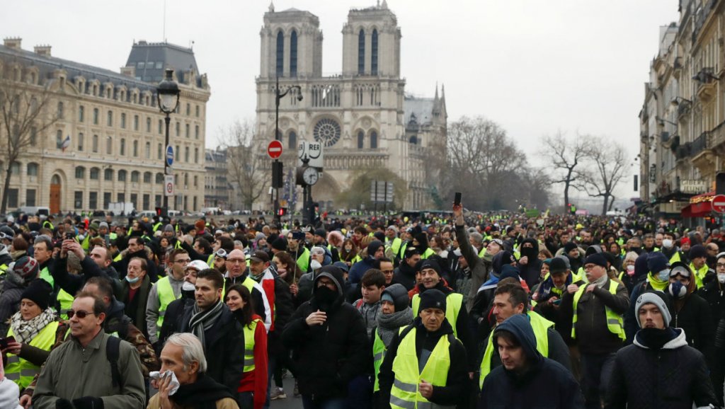 السترات الصفراء تواصل الاحتجاج.. وإجراءات أمنية مشددة في باريس