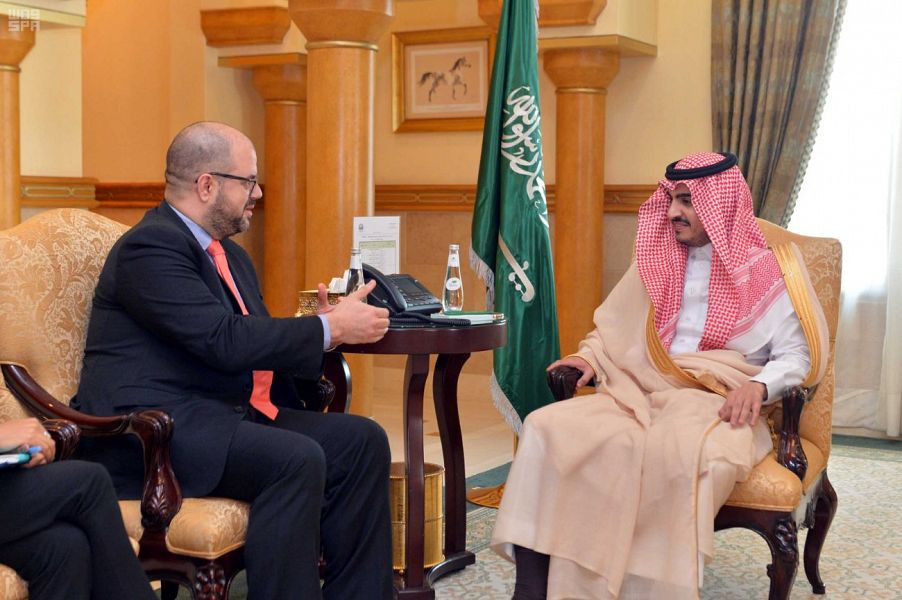 بدر بن سلطان يبحث تعزيز التعاون مع القنصل الأمريكي