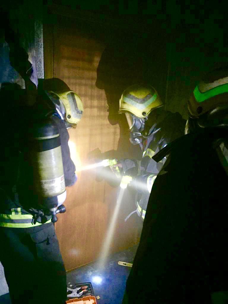 حريق غرفة يحتجز امرأة و4 أطفال في حي غرناطة
