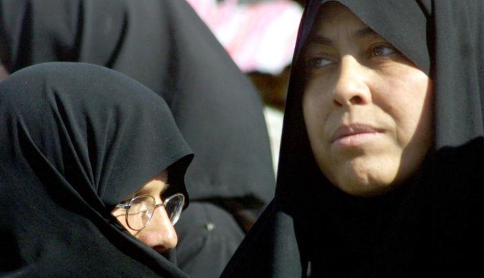 ظروف إيران الاقتصادية تجبر النساء على ممارسة أعمال ذكورية