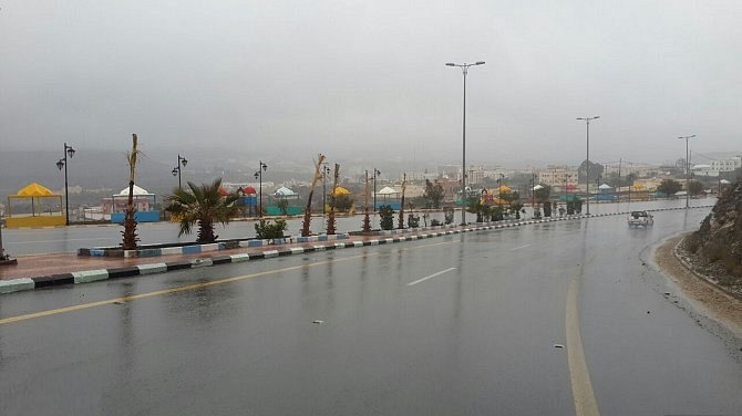 الإنذار المبكر: سحب رعدية ممطرة ورياح نشطة على الرياض والمدينة