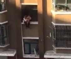 فيديو.. إنقاذ رضيع سقط من والدته بالخطأ من الطابق الثاني