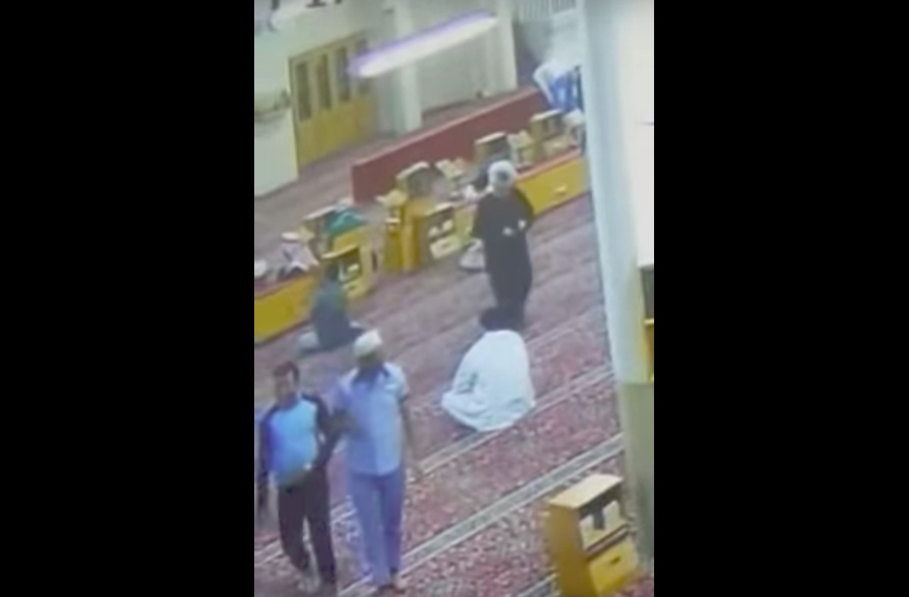فيديو مؤثر.. وفاة عامل في مسجد بحي الفيحاء عقب أدائه صلاة المغرب
