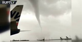 فيديو.. إعصار في تركيا يطيح بالطائرات ويقلب الحافلات