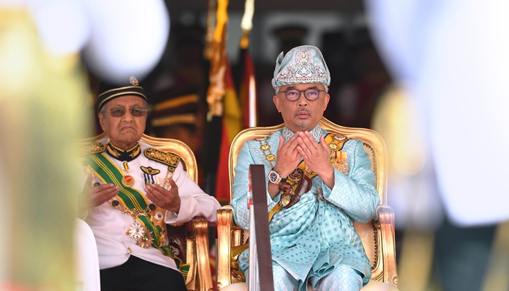 تنكو عبد الله يؤدي اليمين ملكاً لماليزيا ونازرين شاه نائبًا