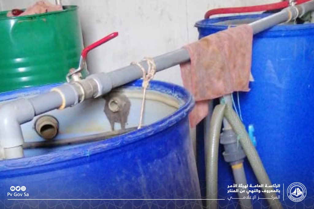 صور.. ضبط مصنع خمور يحوي 7 آلاف لتر مادة مُسكرة في جدة