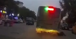 فيديو.. امرأة تنجو من الموت دهسًا تحت عجلات حافلة