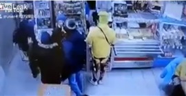 فيديو.. رجل يعتدي على الزبائن بالضرب المبرح فجأة!