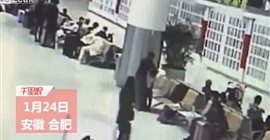 فيديو.. شجار بين سيدتين في المطار على مقعد طائرة!