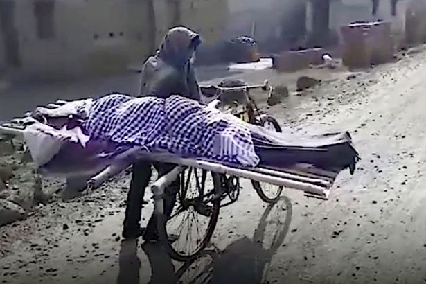 شاب ينقل جثة والدته على دراجة بعد رفض الجيران مساعدته - المواطن