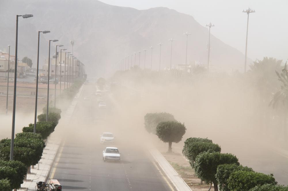 سحب رعدية ورياح نشطة مثيرة للأتربة على المدينة