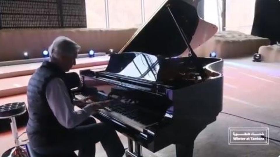 فيديو.. سفير فرنسا يعزف لحنًا كلاسيكيًّا على البيانو في شتاء طنطورة