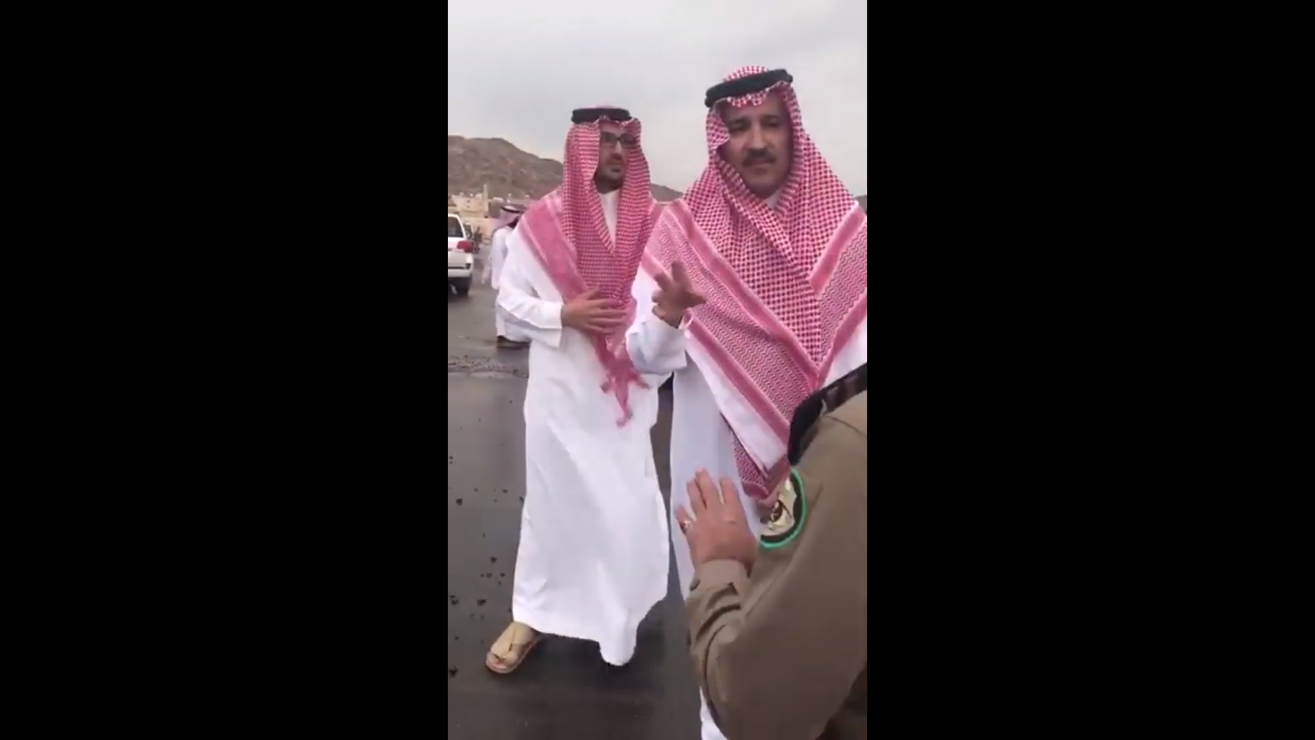 فيصل بن سلمان خلال تفقد المواقع المتضررة من الأمطار: الأهم الأرواح