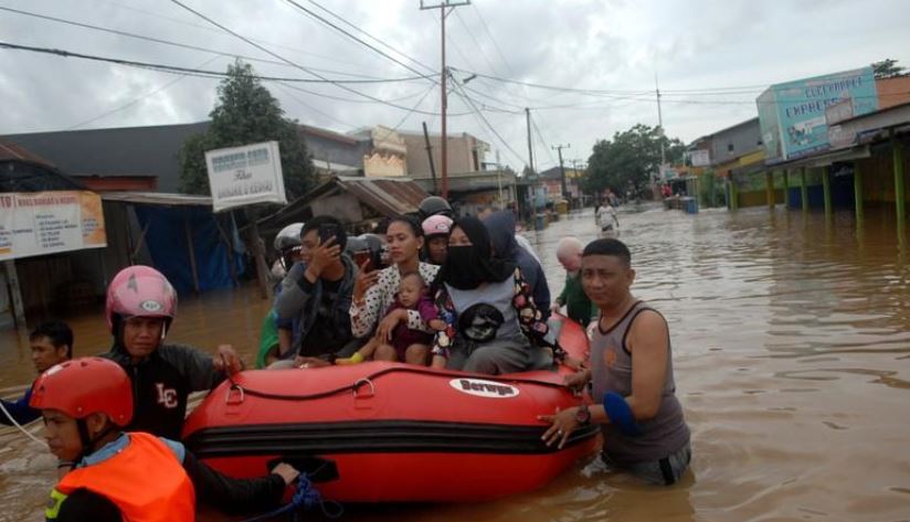 فيضان يقتل 30 ويجلي الآلاف في إندونيسيا