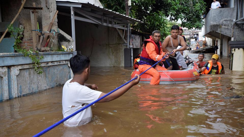 ارتفاع ضحايا فيضانات إندونيسيا إلى 59 قتيلاً و25 مفقودًا