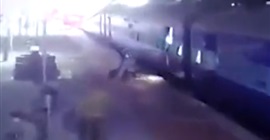 فيديو.. إنقاذ امرأة سقطت تحت القطار بأعجوبة