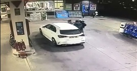 فيديو.. لصان يهاجمان امرأة تزود مركبتها بالبنزين