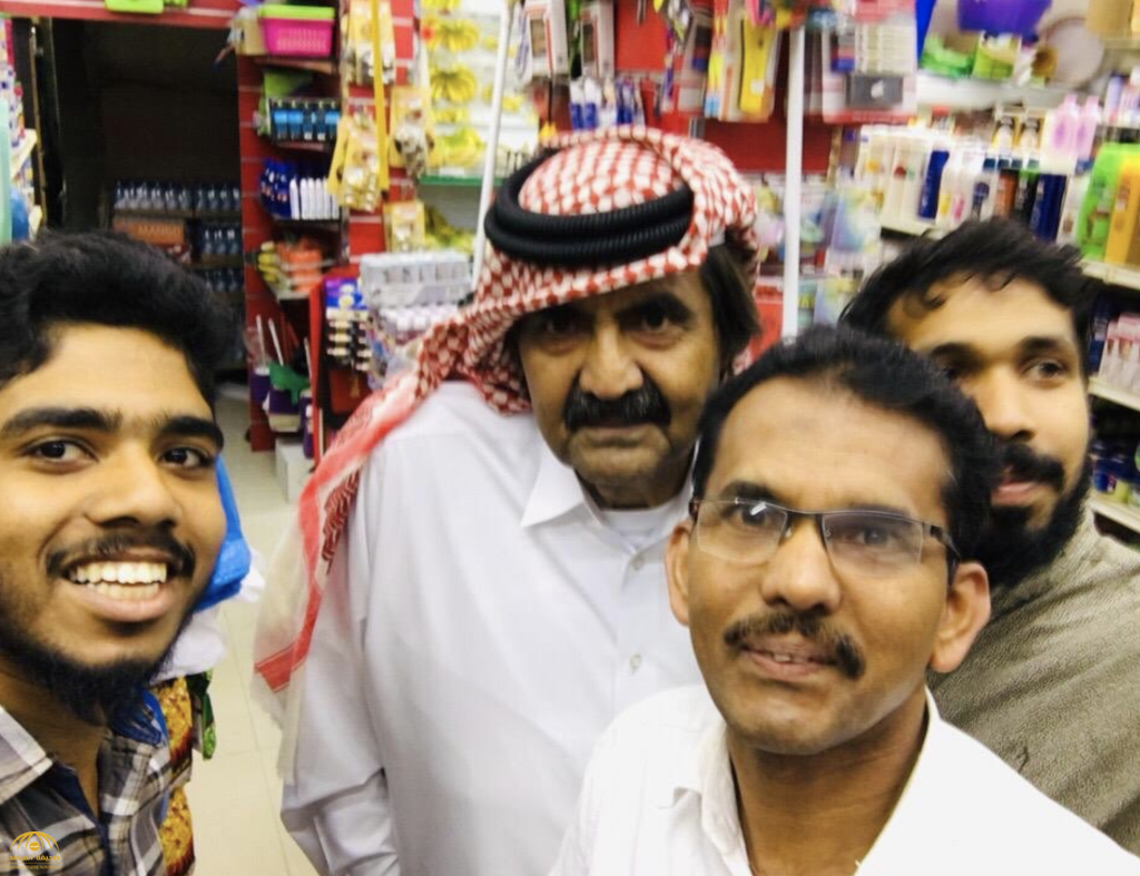أمير قطر السابق وحيداً يلتقط صور سيلفي مع هنود داخل بقالة