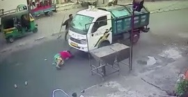 فيديو مروع.. امرأة تنجو من الدهس تحت شاحنة بأعجوبة