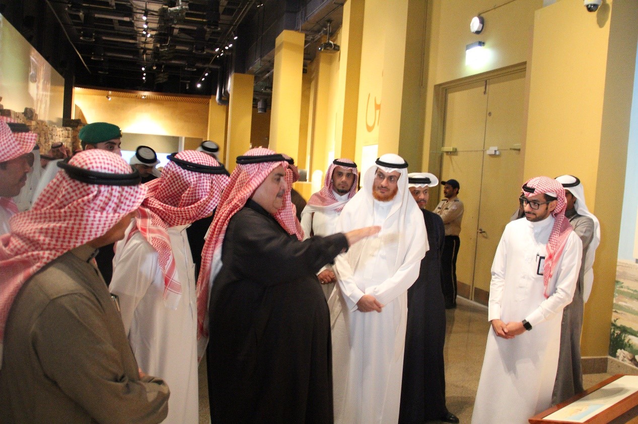 بعيدًا عن البروتوكول.. الجبير يصطحب وزير خارجية البحرين في جولة بالمتحف الوطني