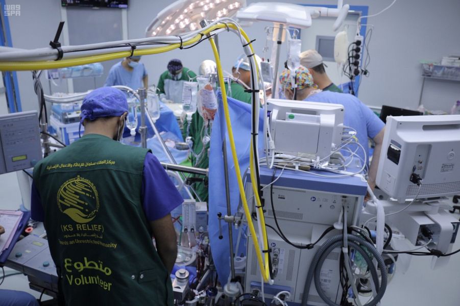 أطباء مركز الملك سلمان للإغاثة يجرون 11 عملية قلب مفتوح وقسطرة لأطفال اليمن