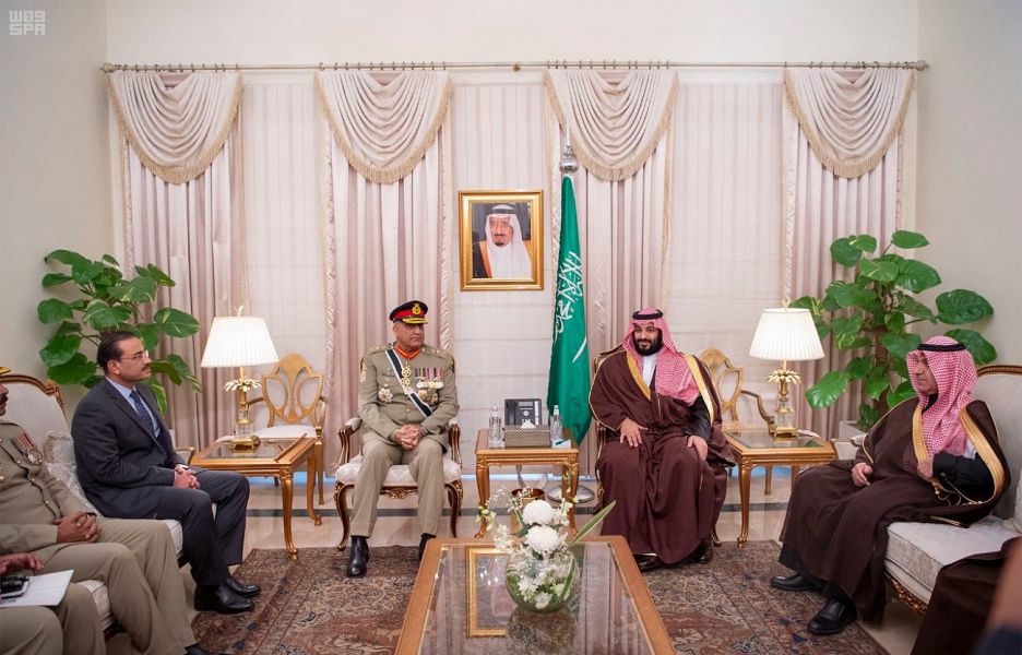الأمير محمد بن سلمان يستعرض مجالات التعاون الدفاعية مع قائد الجيش الباكستاني