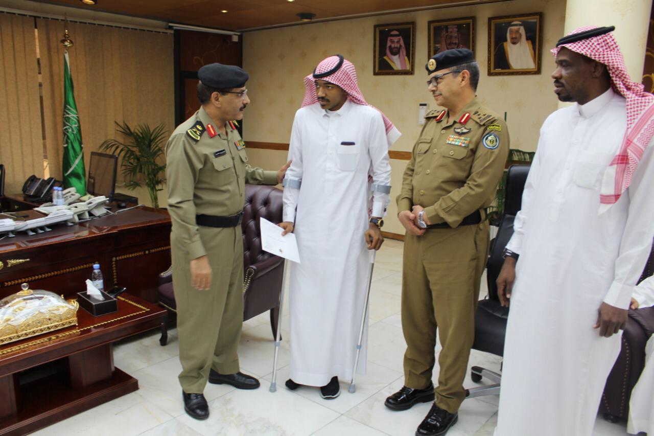 مدير شرطة الرياض يكرم الجندي الثبيتي.. تعرض للإصابة خلال أدائه مهامه الأمنية