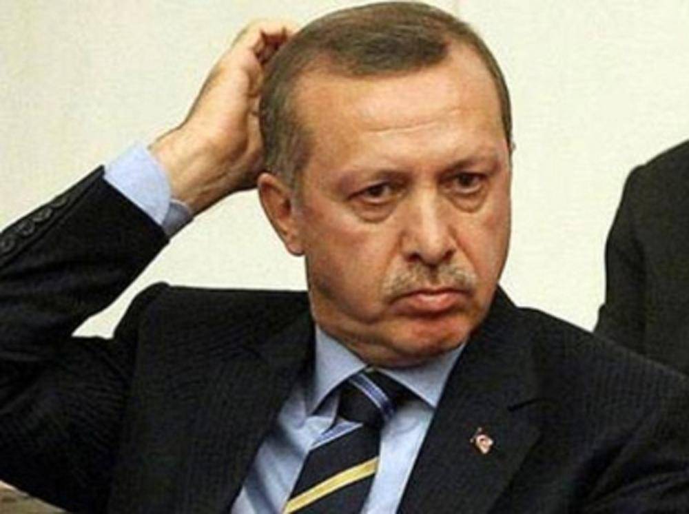 شاهد.. تركي يزيل قاذورات أردوغان بالكلور والديتول