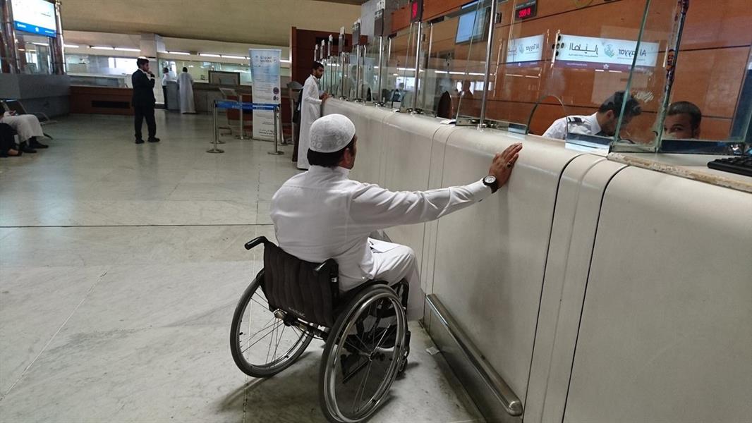 حقوق ذوي الإعاقة كفلتها الدولة وسلبتها منهم بعض المطارات.. مواقف مؤلمة