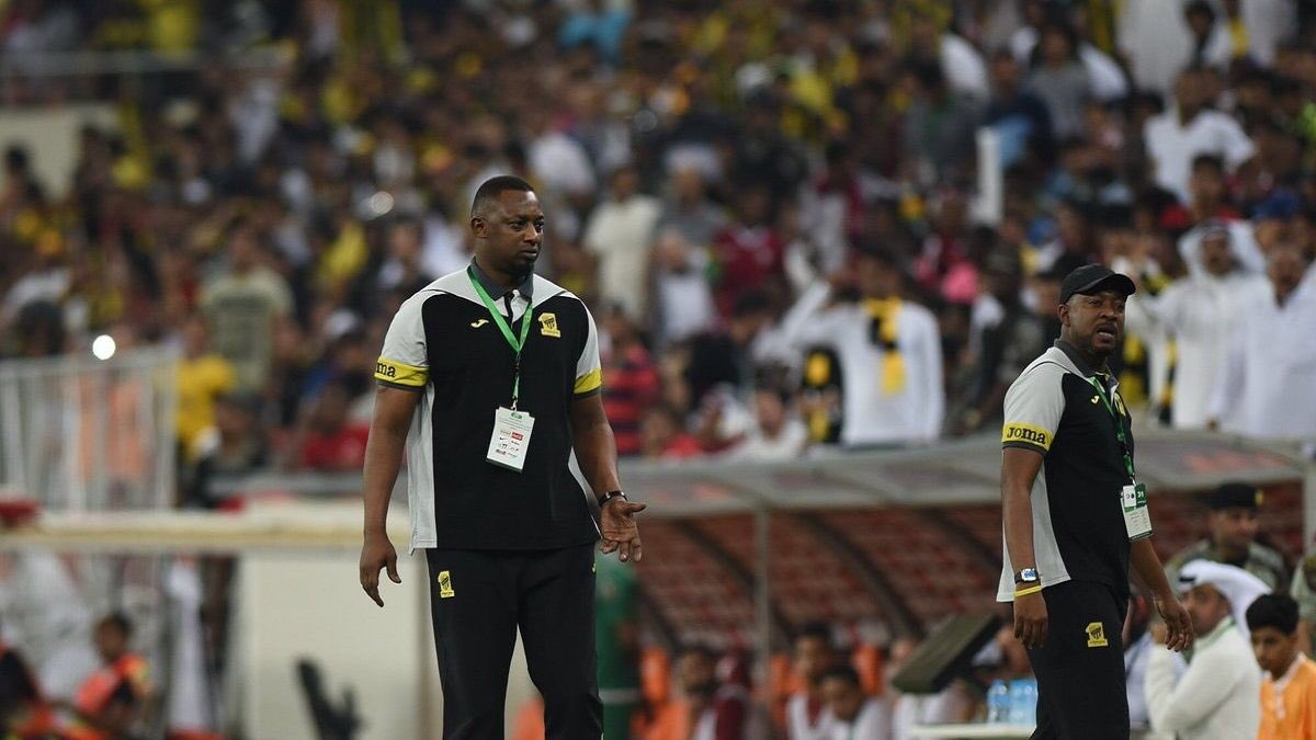 لجنة الانضباط توقف لاعب الشباب وإداري الاتحاد